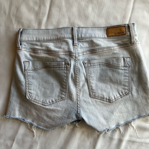 Women’s Express Mid Rise light wash distressed jean shorts, size 6 (measures 29) - Picture 2 of 7